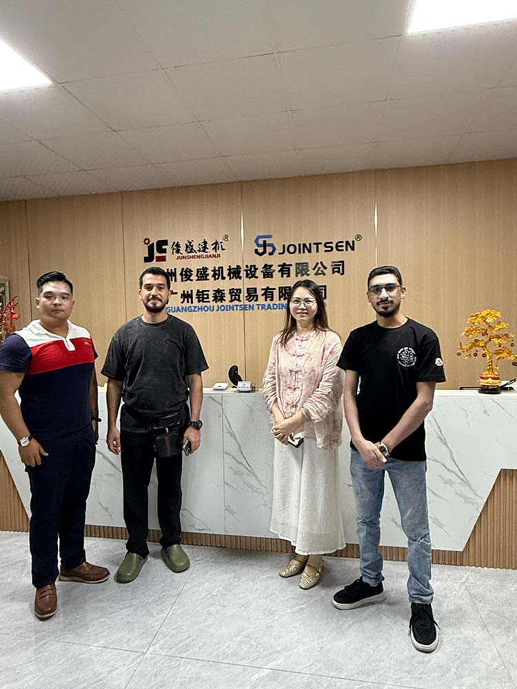 Global Partners Reunite at Canton Fair: In-depth Talks Pave Way for Expanded Cooperation in Concrete Construction Equipment